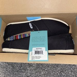TOMS Woman’s Size 7 - Classic TOMS Black Canvas shoes.  NEW with tags and in box